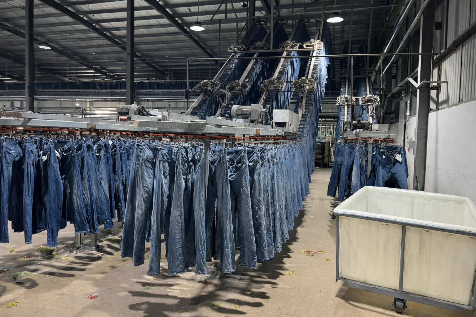 多蒙佳乐工厂内吊挂输送线上的牛仔裤