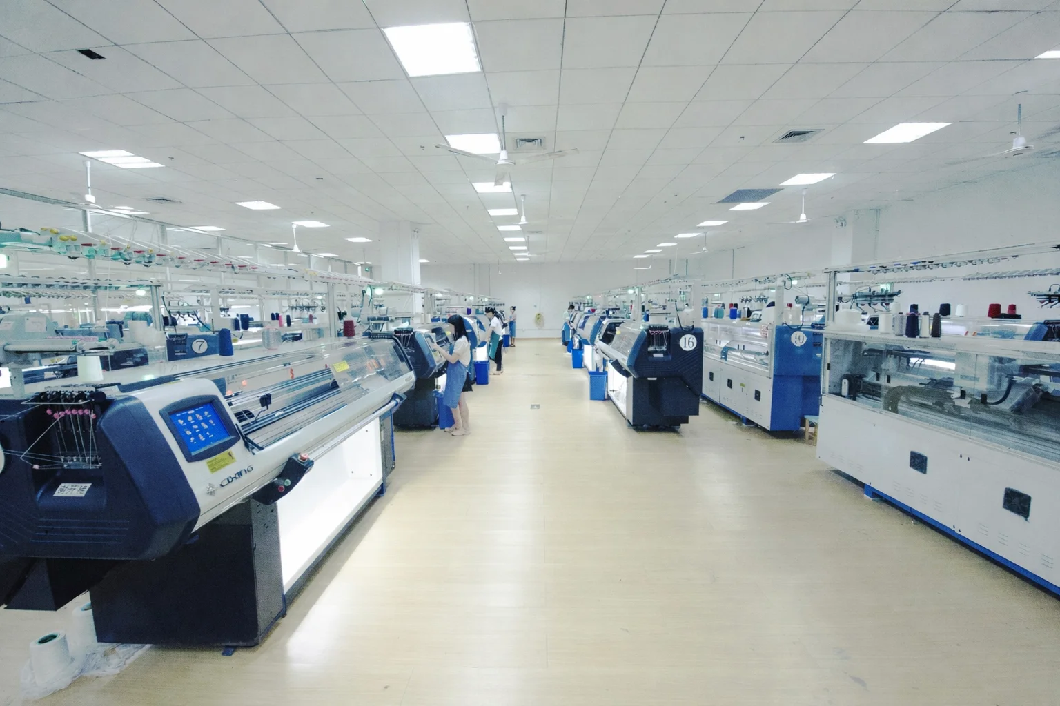 配备工业制造设备的工厂车间