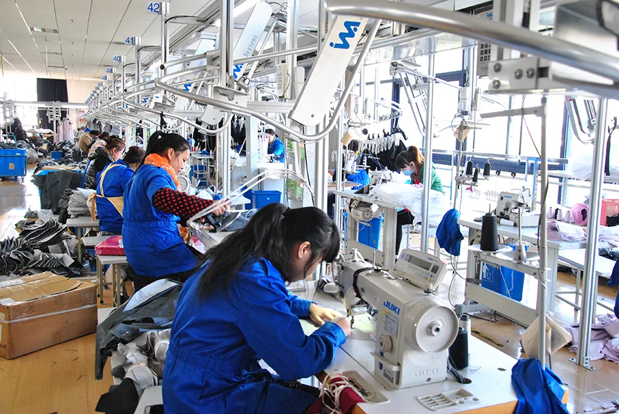 服装装配工人在生产工位上工作