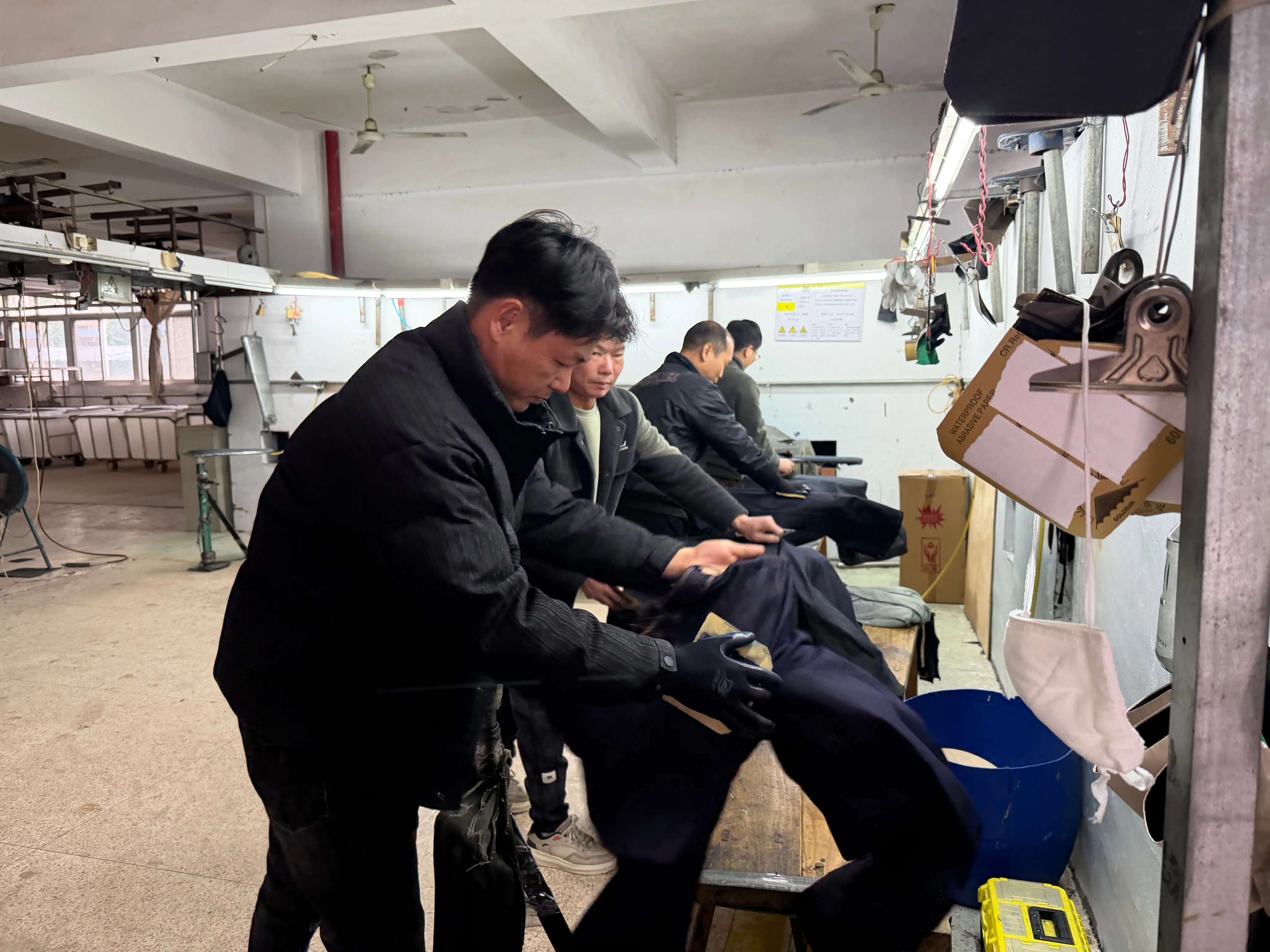 制衣工人在多蒙佳乐工厂缝纫工位上工作