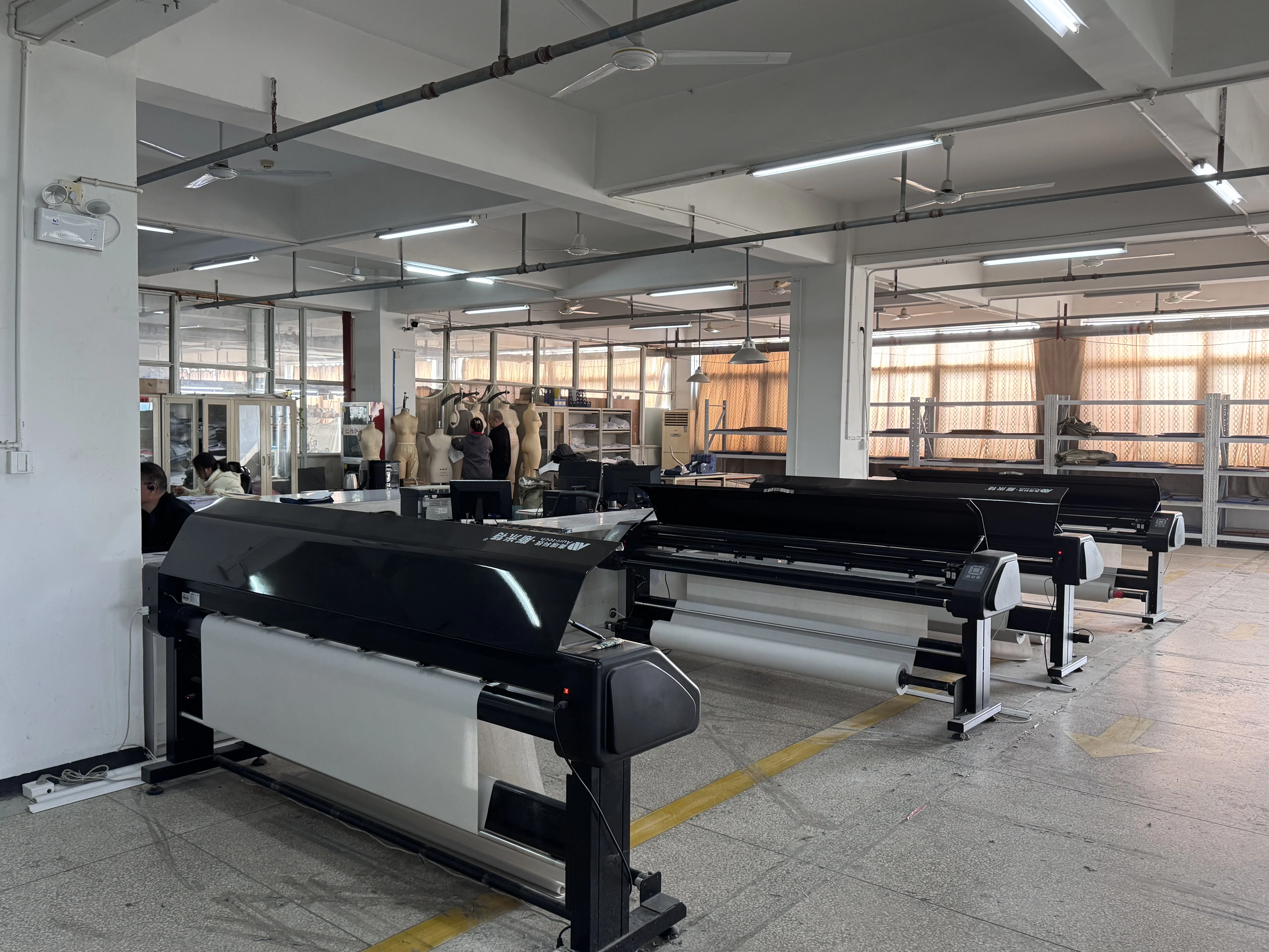 技术设计团队在版型工作台前工作