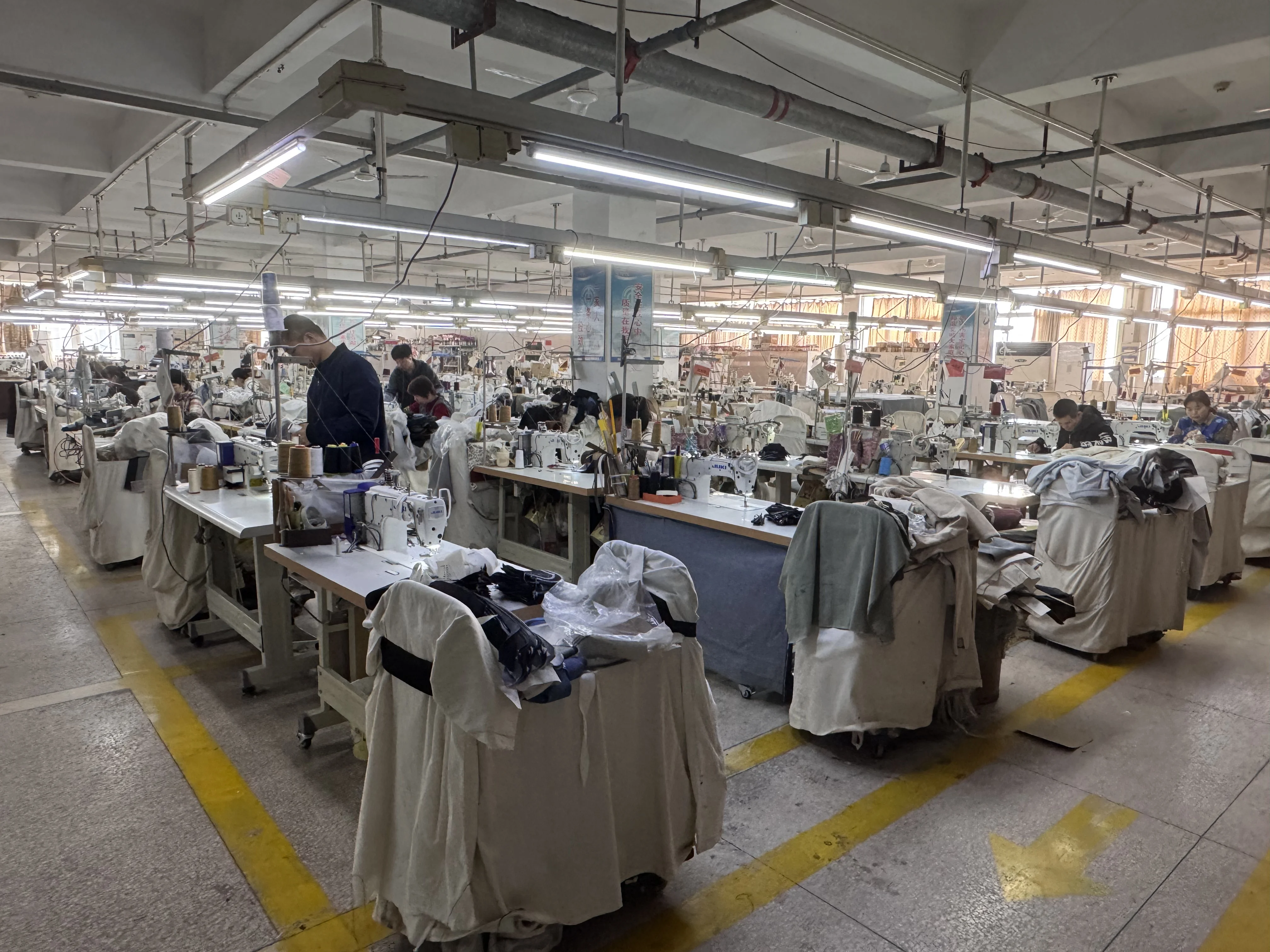 技术人员在人台上对牛仔服装样衣进行量体裁试