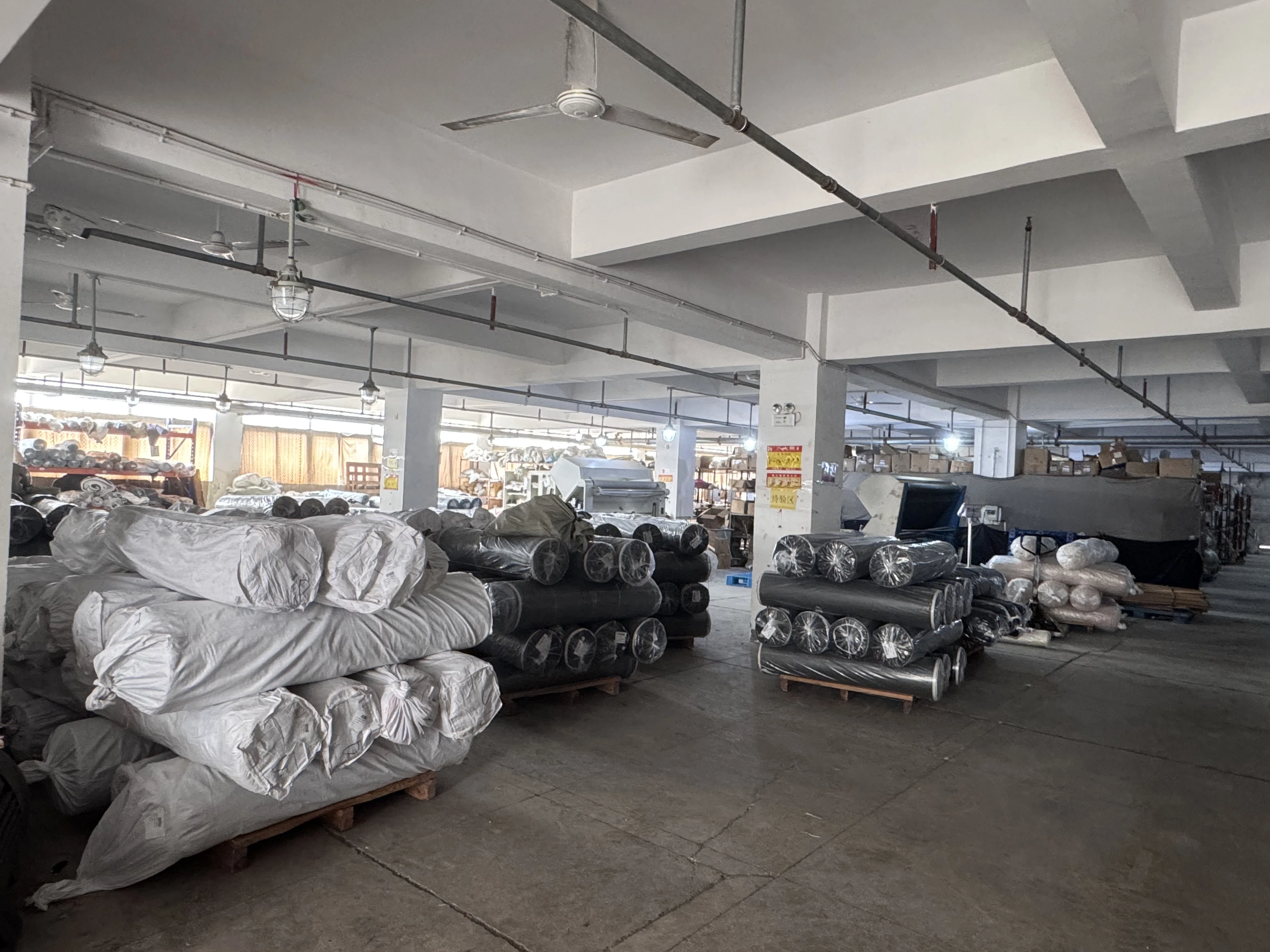 设计团队共同查看服装工艺与制作说明